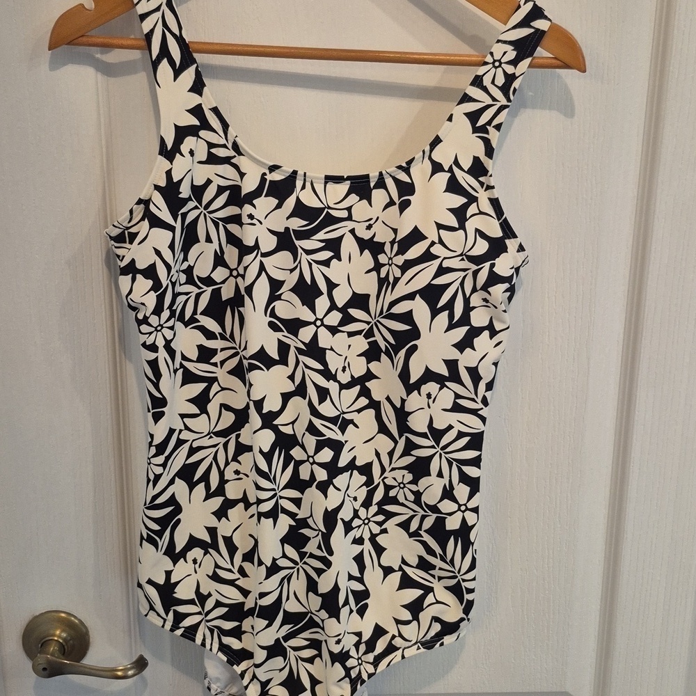 Lands End low leg tugless one piece Women's Swimsuit Black Havana Floral - Picture 3 of 7